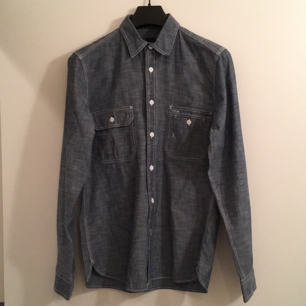 Men’s Long-sleeved Button-down Shirt.